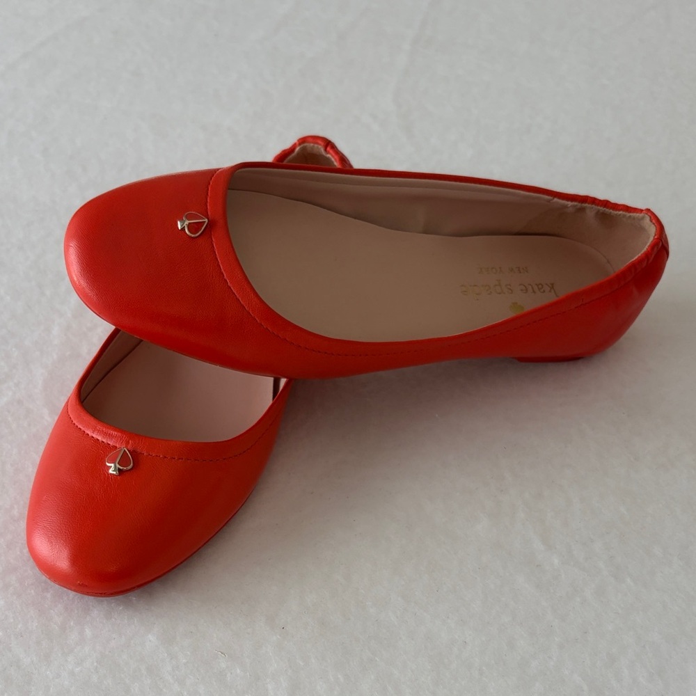 Kate Spade New York orange round toe ballet flats 5.5 enamel logo